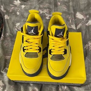 Jordan 4 retro size 6y